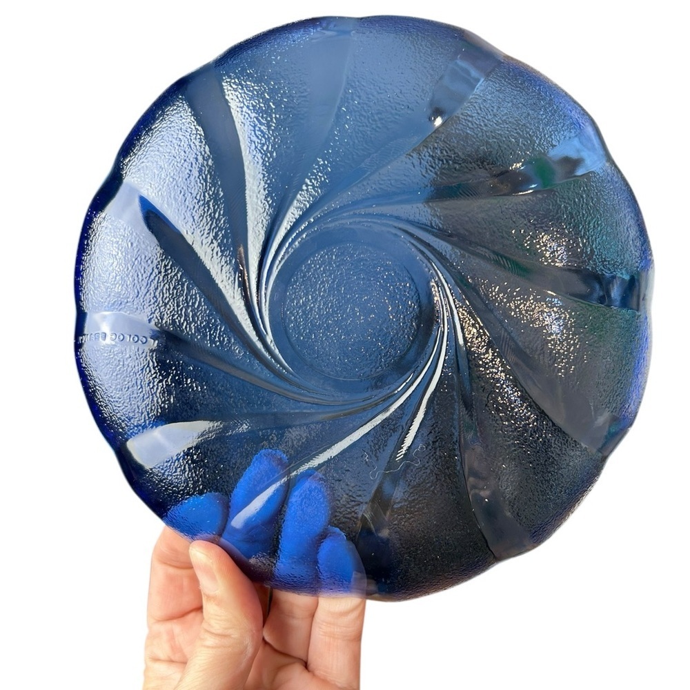 Arcoroc France cobalt blue scalloped edge swirl textured glass plates, 7 MCM - Picture 6 of 7